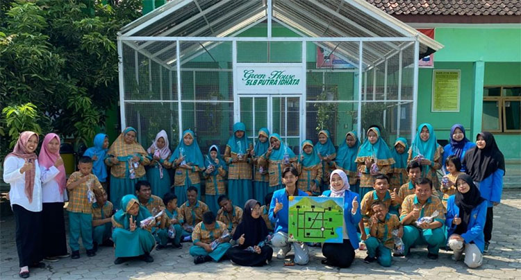 Tim PKM-RSH UNIPMA bersama siswa di SLB Putra Idhata, Dolopo. (Foto: Humas UNIPMA for TIMES Indonesia)