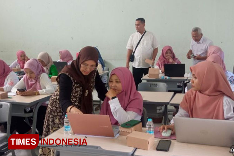 Tri Candra Wulandari, M.Pd, Dosen Unisma Malang melakukan pengabdian kepada guru-guru SMK Negeri 2 Malang. (FOTO: AJP TIMES Indonesia)