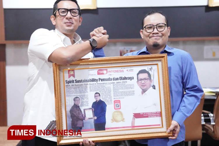 Pj. Wali Kota Mojokerto, Moh. Ali Kuncoro pada saat menerima penghargaan Best in Innovation Leader Jatim 2023 bersama GM TIMES Surabaya Raya, Rudi Mulya Andika, Rabu (12/6/2024). (Foto: Dok. TIMES Indonesia)