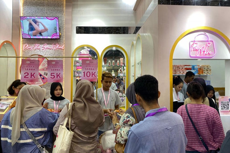 Pengunjung memadati booth SYB saat acara Jakarta X Beauty 2024 di Jakarta Convention Center yang digelar pada 6-9 Juni 2024 kemarin.