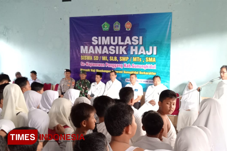 Para peserta manasik haji mendapatkan penjelasan alur simulasi manasik haji dari para pendamping. (Foto Edis/TIMES Indonesia)