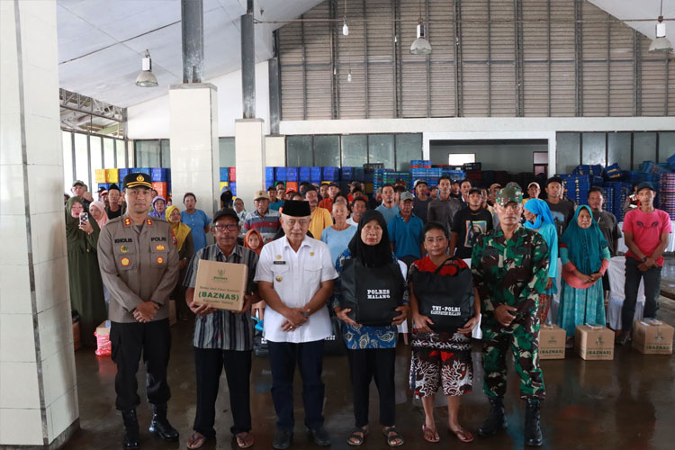 Kapolres Malang, AKBP Putu Kholis Aryana, bersama Bupati Malang, HM Sanusi, usai memberikan bantuan paket sembako kepada masyarakat nelayan Sendang Biru, Kabupaten Malang, Kamis (13/6/2024) (FOTO: Humas Polres Malang)