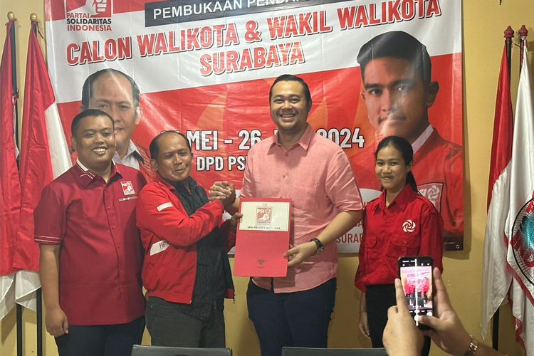 Ketua Projo Jatim Bayu Airlangga saat mendaftar sebagai Bacawali Surabaya di Kantor DPD PSI Surabaya, Rabu (12/6/2024) malam.(Dok.PSI Surabaya)