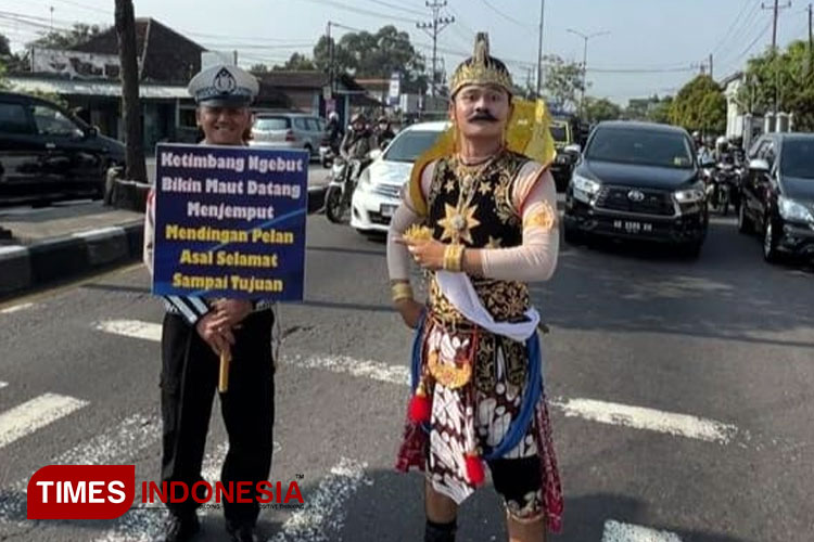 Gatotkaca yang menjadi ikon pada kegiatan Strong Point di pertigaan Blondo, Kabupaten Magelang. (FOTO: Dok. Humas Polresta Magelang for TIMES Indonesia)