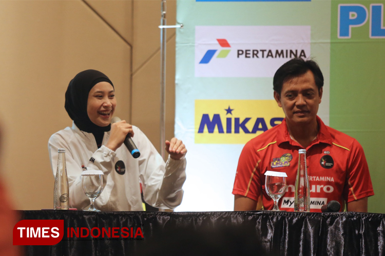 Pemain Jakarta Pertamina, Hani Budiarti dan Pelatih Eko Waluyo dalam press conference jelang PLN Mobile Proliga di GOR Ken Arok Malang. Rabu (12/6/2024). (Foto: Tria Adha/TIMES Indonesia)
