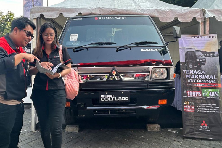 Head of MMKSI Jatim Bali Area, Advan Adrianda (kiri) saat berada di Booth Colt L300 dalam acara Grebek Pasar Soponyono, Rungkut Surabaya, Kamis (13/6/2024).(Foto : Lely Yuana/TIMES Indonesia)