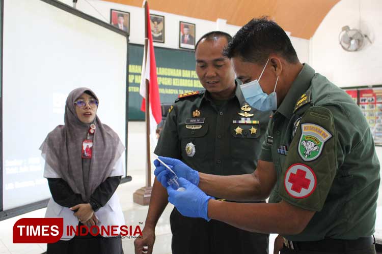 Pengecekan urine personel Kodim Abdya untuk memastikan para prajurit bebas dari narkoba di Blangpidie, Kamis (13/6/2024). (Foto: T. Khairul Rahmat Hidayat/TIMES Indonesia)