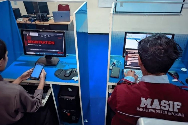 Mahasiswa Sistem Informasi UNIPMA berlatih di Laboratorium Komputer Kampus dalam Persiapan Kompetisi Bug Bounty. (Foto: humas UNIPMA for TIMES Indonesia)