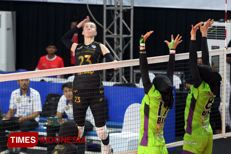 Pemain asing Bandung bjb Tandamata, Vera saat bertanding melawan Jakarta BIN di GOR Ken Arok Kota Malang. (Foto: Tria Adha/TIMES Indonesia)