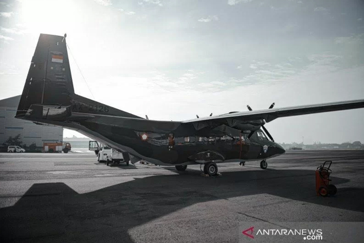 Pesawat Casa TNI AU yang biasa digunakan untuk menaburkan garam sebagai cara modifikasi hujan di musim kemarau. (Foto: antaranews)