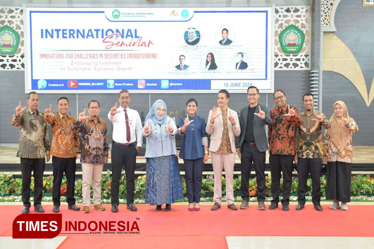 Jajaran Pimpinan FEB Unisma Malang bersama narasumber International Seminar Securities Crowdfunding. (FOTO: AJP TIMES Indonesia)