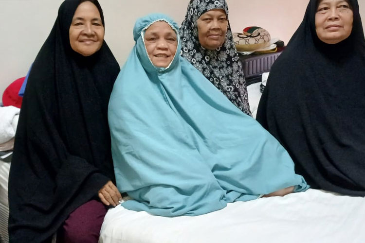 Rokiah Adkur Aspinah (63) tersenyum bahagia di Hotel Harmes, Makkah. (FOTO: MCH 2024 Kemenag RI)