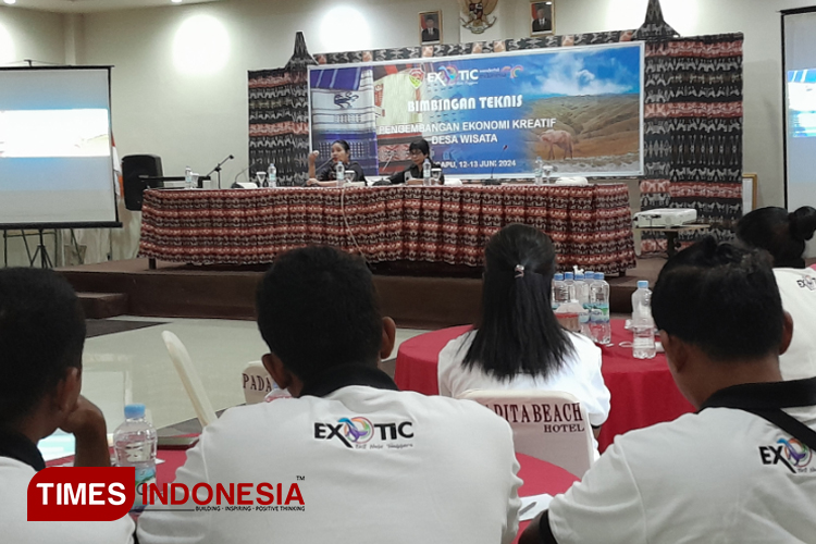 Sekretaris Dinas Pariwisata dan Kebudayaan Sumba Timur Risparia Ranggambani saat memberikan sambutan kepada 30 peserta Bimtek.(FOTO: Habibudin/TIMES Indonesia)