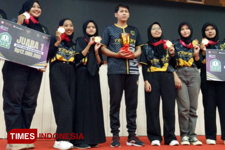 Tim Esports Wanita Tao Asteroid Ladies bersama dengan sang pelatih M Indra Kurniawan (tengah). (Foto: Yobby/TIMES Indonesia)