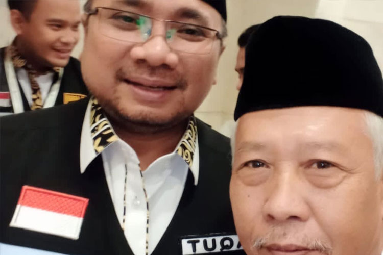 Waslim Wasan Tasijan (55) saat berfoto bersama Gus Men. (Foto: MCH 2024 Kemenag RI)