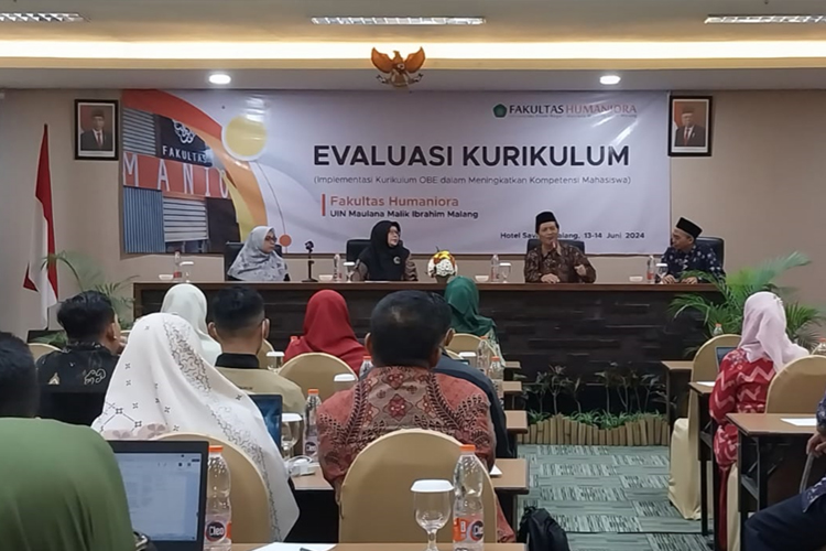Kegiatan evaluasi kurikulum yang digelar Fakultas Humaniora UIN Malang pada Kamis (13/6/2024). (Foto: Humas UIN Malang)