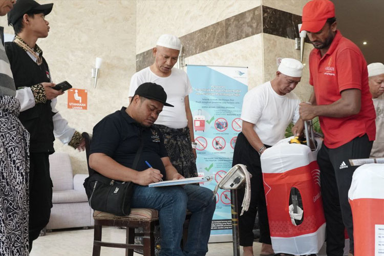 Penimbangan koper jemaah haji Indonesia. (FOTO: MCU 2024 Kemenag RI)