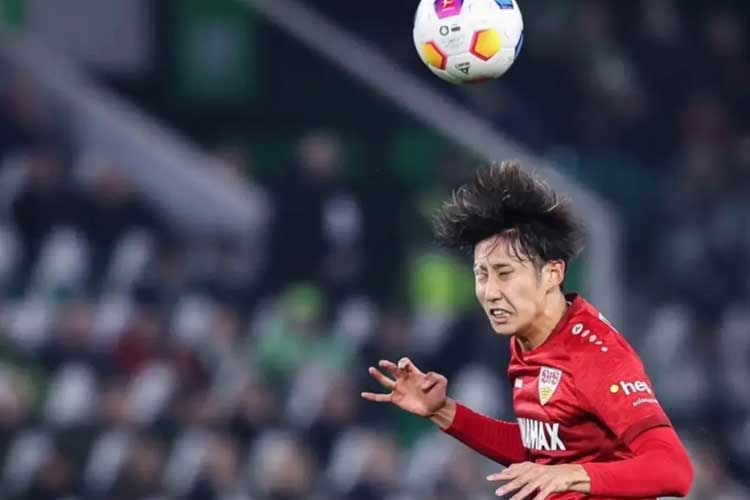 Bek Jepang Hiroki Ito bergabung dengan Bayern Muenchen dari VFB Stuttgart pada Jumat (14/6/2024). (ANTARA/AFP/Ronny Hartmann)