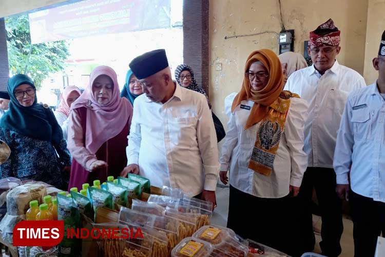 Bupati Malang, HM Sanusi, didampingi Kadis Ketahanan Pangan Kabupaten Malang, Mahila Surya Dewi, di sela launching dan sosialiasi Rumah Pangan di Desa Bululawang, Kecamatan Bululawang, Kabupaten Malang, Jum'at (14/6/2024). (Foto Amin/TIMESIndonesia)