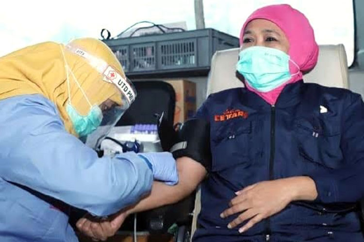 Khofifah Indar Parawansa saat melakukan donor darah.(Dok.Tim KIP)