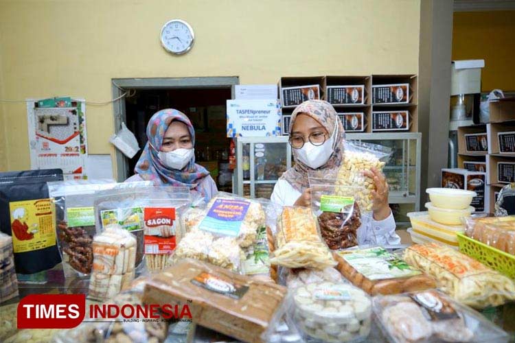 Foto. Bupati Banyuwangi, Ipuk Fiestiandani saat membeli oleh-oleh produk olahan UMKM lokal. (Dok. TIMES Indonesia).