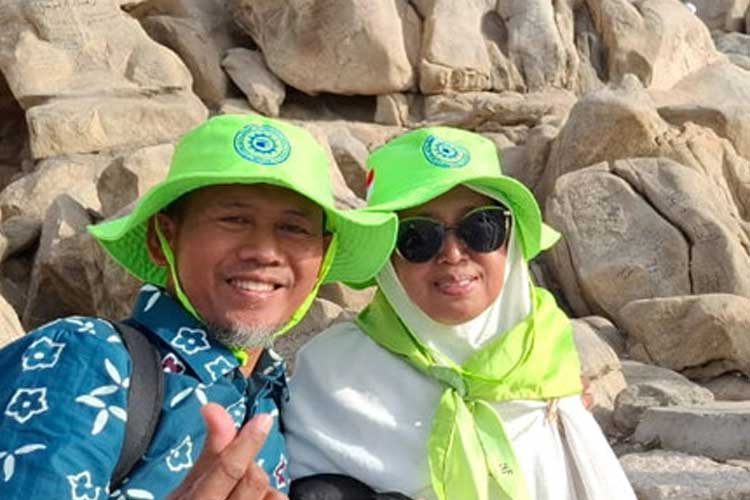 Ahmadi, 54 tahun, jemaah haji Indonesia asal Malang, Jawa Timur bersama sang istri. (Foto: MCH 2024 Kemenag RI)