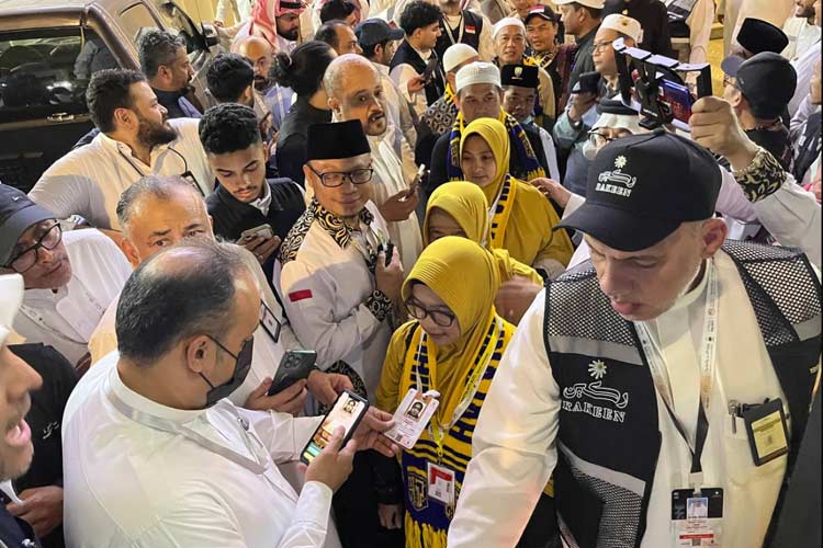 Jemaah haji Indonesia melakukan pemindahan kartu nusuk. (Foto: MCH 2024 Kemenag RI)
