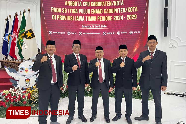 Anggota KPU Kabupaten Malang terpilih untuk periode 2024-2029, usai mengikuti pelantikan serentak oleh KPU RI bersama anggota KPU Kabupaten/Kota lainnya, di Jakarta pada Kamis, (13/6/2024). (Foto: Amin/TIMES Indonesia)