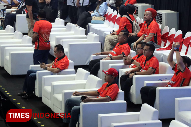 Foto AKapolres Malang, AKBP Putu Kholis Aryana, bersama jajaran dan ratusan suporter Polres Malang, saat nobar dan memberi dukungan pertandingan tim Proliga 2024, di GOR Ken Arok, Kota Malang, Kamis (13/6/2024) malam. (Foto Humas Polres)