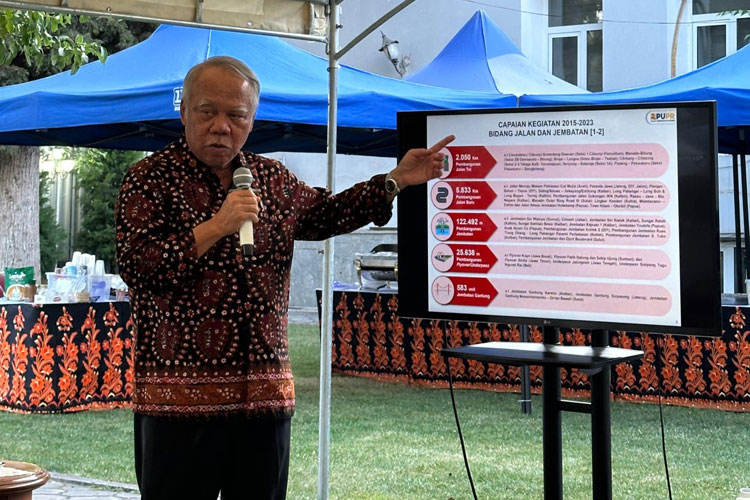 Menteri PUPR RI) saat bertemu dengan warga negara Indonesia (WNI) yang bekerja di sektor konstruksi di Tashkent, Uzbekistan pada Kamis (13/6/2024). (FOTO: Biro Komunikasi Publik Kementerian PUPR RI)