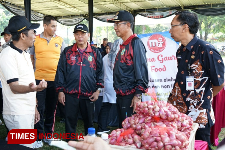 Pj Bupati Banjarnegara Muhammad Masrofi usai membuka Gerakan Pangan Murah (GPM) dan Bazar Pangan di Alun-alun Kota Banjarnegara. (FOTO: Kominfo Banjarnegara For TIMES Indonesia)