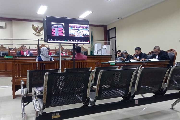 Mantan Bupati Probolinggo Puput Tantriana Sari dan suaminya menjalani sidang perdana di PN TIPIKOR Surabaya.