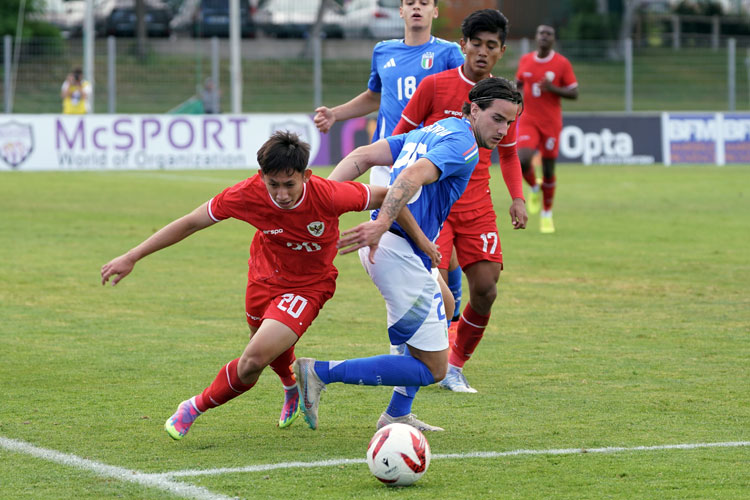Pemain Timnas Indonesia U-20 saat menghadapi Timnas Italia di Turnamen Toulon di Prancis. (foto: PSSI)