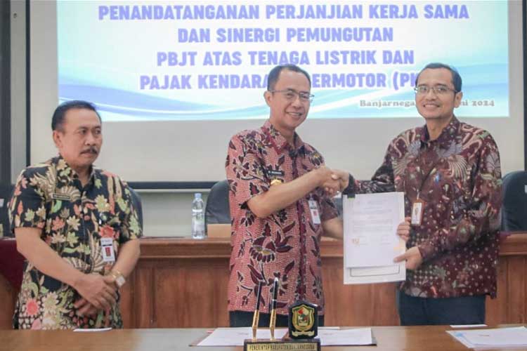 Pj Bupati Banjarnegara Muhammad Masrofi dan PT PLN Persero UP3 Purwokerto serta Unit Pengelolaan Pendapatan Daerah (UPPD), menandatangani perjanjian kerja sama dan sinergi pemungutan pajak. (Foto: Kominfo Banjarnegara for TIMES Indonesia)