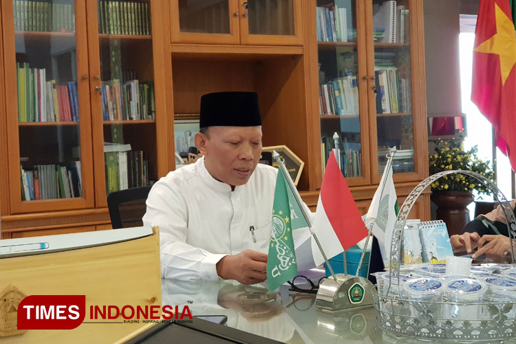 Rektor Unisma, Prof Maskuri saat memberikan keterangan kepada media tentang kejuaraan Karate Tingkat Asean si Unisma. (Foto: Achmad Fikyansyah/TIMES Indonesia)