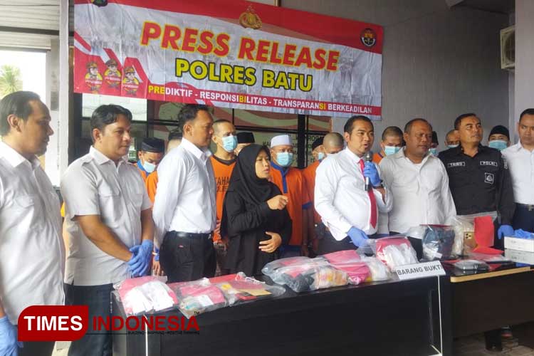 Satreskoba Polres Batu melakukan jumpa pers penangkapan 16 tersangka kasus Narkoba. (FOTO: Muhammad Dhani Rahman/TIMESIndonesia)