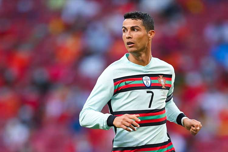 Striker Portugal Cristiano Ronaldo menjadi pemain yang tampil di enam putaran final Piala Eropa.