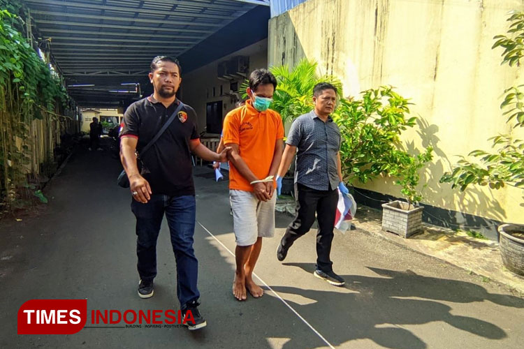 Tersangka penggelapan unit sepeda motor digelandang Sat Reskrim Polres Pacitan. (FOTO: Yusuf Arifai/TIMES Indonesia)