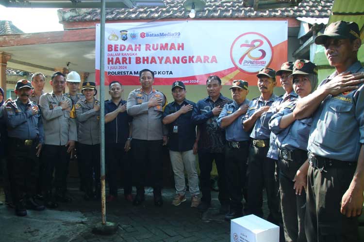 Wakapolresta Malang Kota, AKBP Apip Ginanjar bersama Taruna Akpol saat melakukan bedah rumah warga. (Foto: Dok. Humas Polresta Malang Kota)