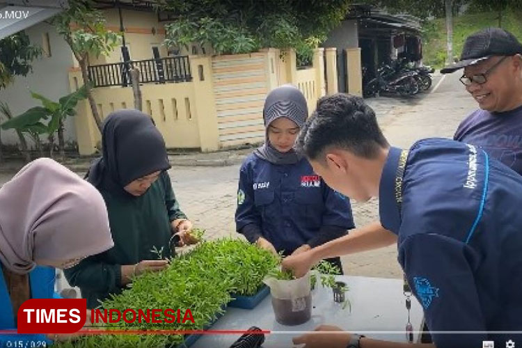 Mahasiswa KKN UNIPMA membuat tanaman hidroponik di Lingkungan RW 10 Winongo. (Foto: Humas UNIPMA for TIMES Indonesia)