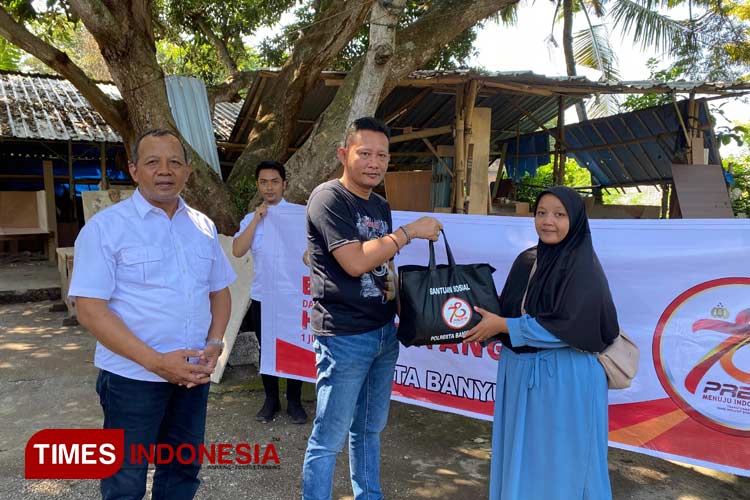 Kasat Intelkam Polresta Banyuwangi, AKP Bambang TB, saat blusukan membagikan paket sembako kepada warga kurang mampu. (Foto: Syamsul Arifin/TIMES Indonesia)
