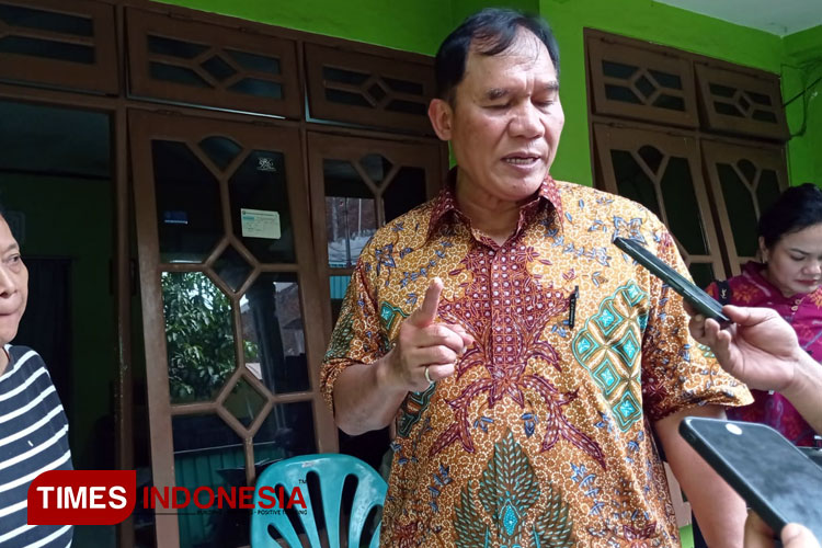 Anggota DPR RI Terpilih, Ir Bambang Haryo Soekartono (BHS) saat meninjau meteran listrik di rumah warga, Kawasan Pacar Keling Surabaya, Sabtu (15/6/2024).(Foto : Lely Yuana/TIMES Indonesia)