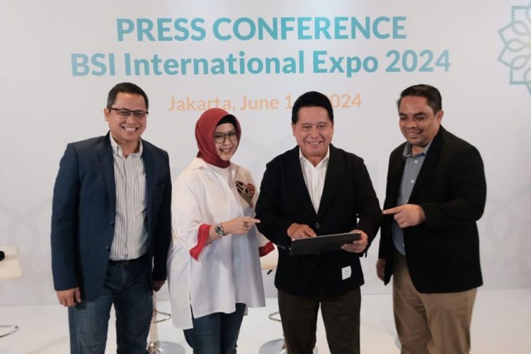 Jajaran Direksi BSI saat konferensi pers BSI International Expo di Sentosa Senayan Jakarta, Jumat (14/6/2024). (Foto: Dok.BSI)