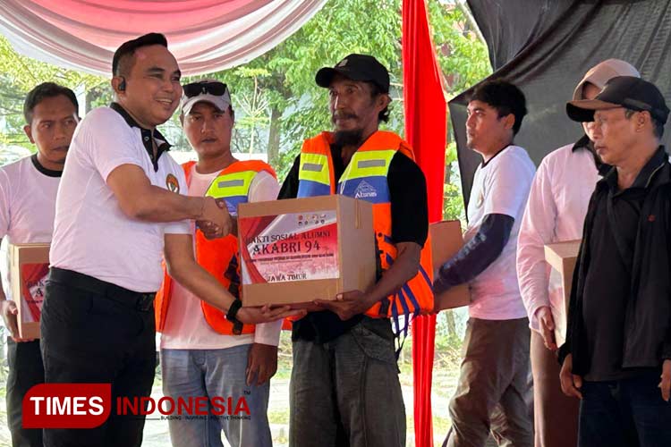 Dirintelkam Polda Jatim Kombespol Dekananto Eko Purwono menyerahkan bantuan pelampung dan sembako bagi nelayan di Taman Hiburan Kenjeran Surabaya, Sabtu (15/6/2024).(Foto : Hamida Soetadji/TIMES Indonesia)