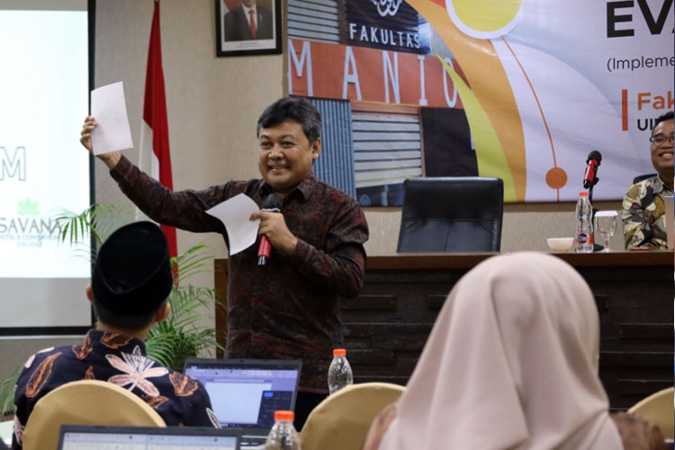 Pakar kurikulum OBE dari Universitas Gadjah Mada (UGM), Dr. Adi Sutrisno dalam workshop kurikulum yang digelar Fakultas Humaniora UIN Malang. (Istimewa)