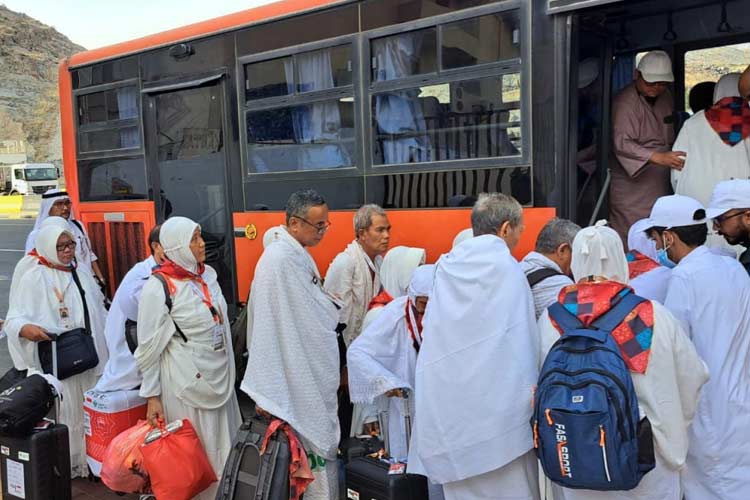 Jemaah haji Indonesia menuju Arafah untuk wukuf. (FOTO: MCH Kemenag) 