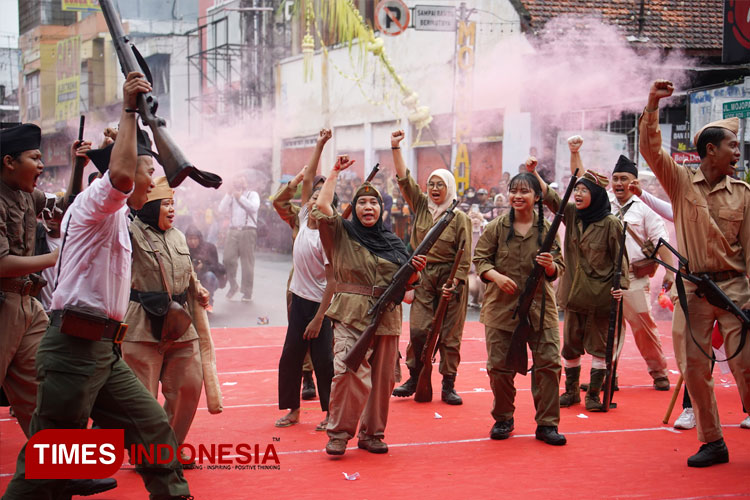 Drama kolosal era perjuangan merebut kemerdekaan dalam Kirab Mojobangkit 2024 Kota Mojokerto, Sabtu (15/6/2024) (FOTO: Dok. TIMES Indonesia)