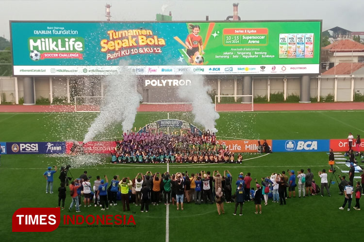 Euforia kemenangan perjuangan peserta Milklife Soccer Challenge terbayar dengan perayaan usai laga final di SSA Rendeng Kudus. (FOTO: Ihza Fajar Azhari/TIMES Indonesia)
