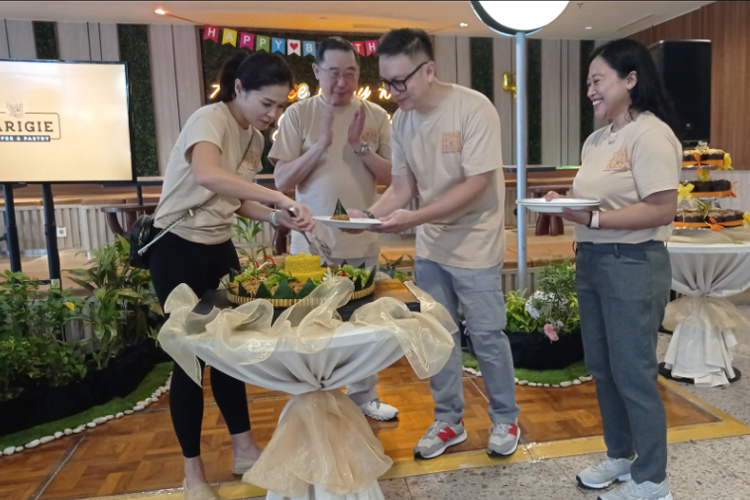 Potong tumpeng HUT ke- 4 diserahkan David Kalalo General Manager Paragie Coffe (FOTO: Dok Paragie Coffe)