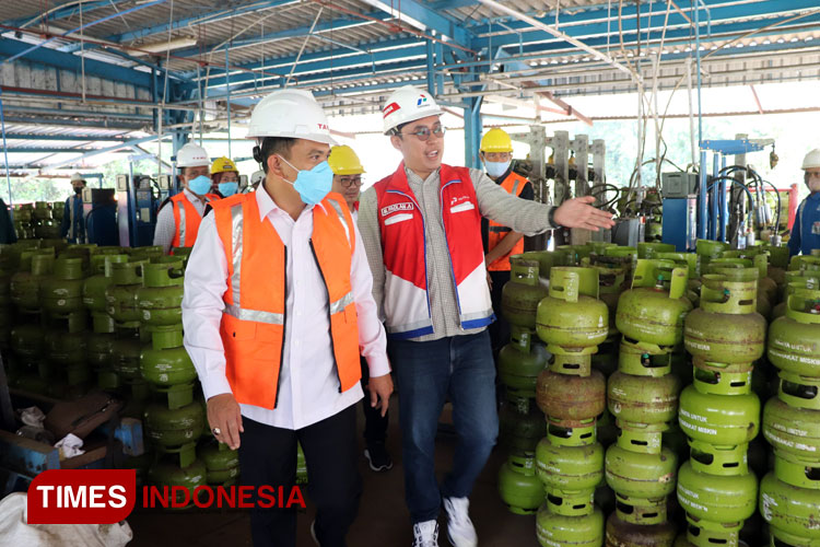 Penjabat Bupati Majalengka, Dedi Supandi sidak ke SPBE elpiji 3 kg. (FOTO: Diskominfo Majalengka for TIMES Indonesia)